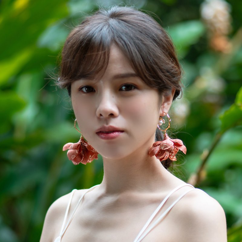 Mavis | 粉絨羽毛羚角正絹大花珠串C型耳針耳環 - ピアス・イヤリング - その他の素材 ピンク