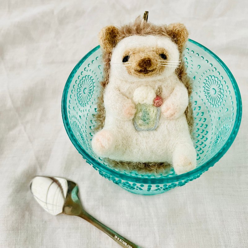 Hedgehog bag charm with cream soda - Knitting, Embroidery, Felted Wool & Sewing - Wool Brown