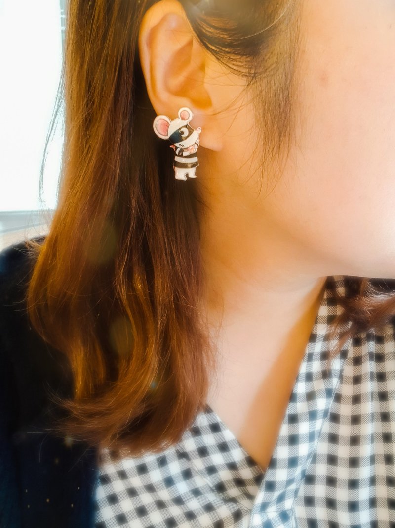 Thief holding a diamond and stealing coins and cheese asymmetric earrings (year of the mouse) - Earrings & Clip-ons - Plastic 