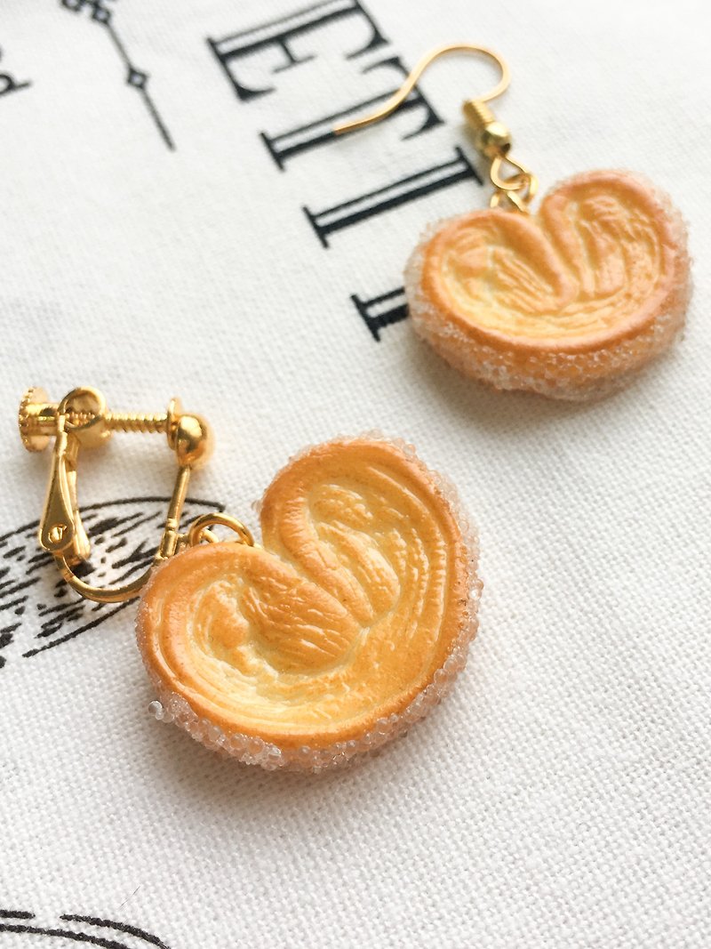 Center version butterfly puff earrings pair of two jewelry simulation dessert palmier Genji パイ - Earrings & Clip-ons - Clay Orange