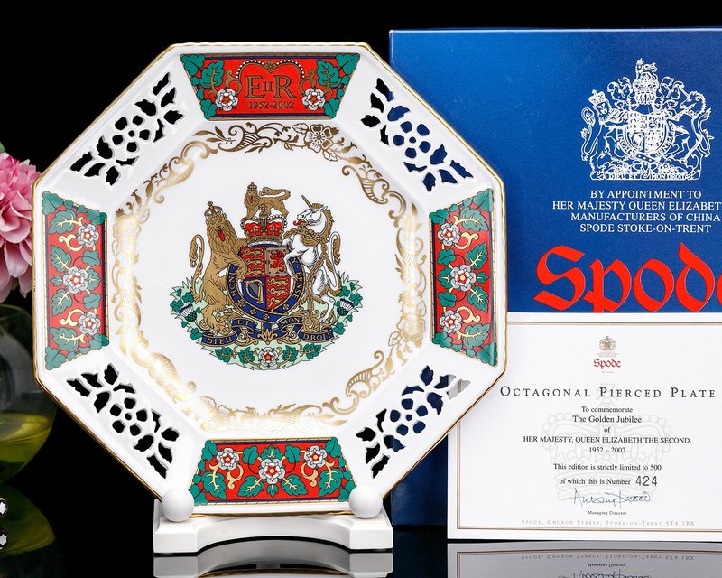 限量英國製Spode尊榮天下2002女王燦金鏤空雕花骨瓷盤藝術珍藏品 - 擺飾/家飾品 - 瓷 