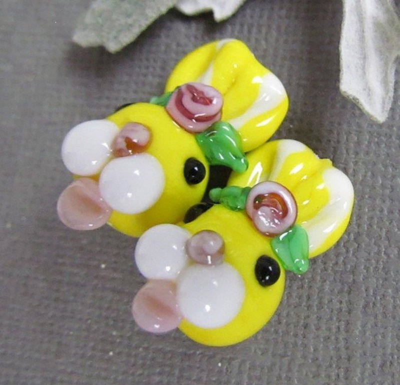 Yellow handmade lampwork bunny beads, artisan animal rabbit glass beads, 1 pc - งานเซรามิก/แก้ว - แก้ว สีเหลือง