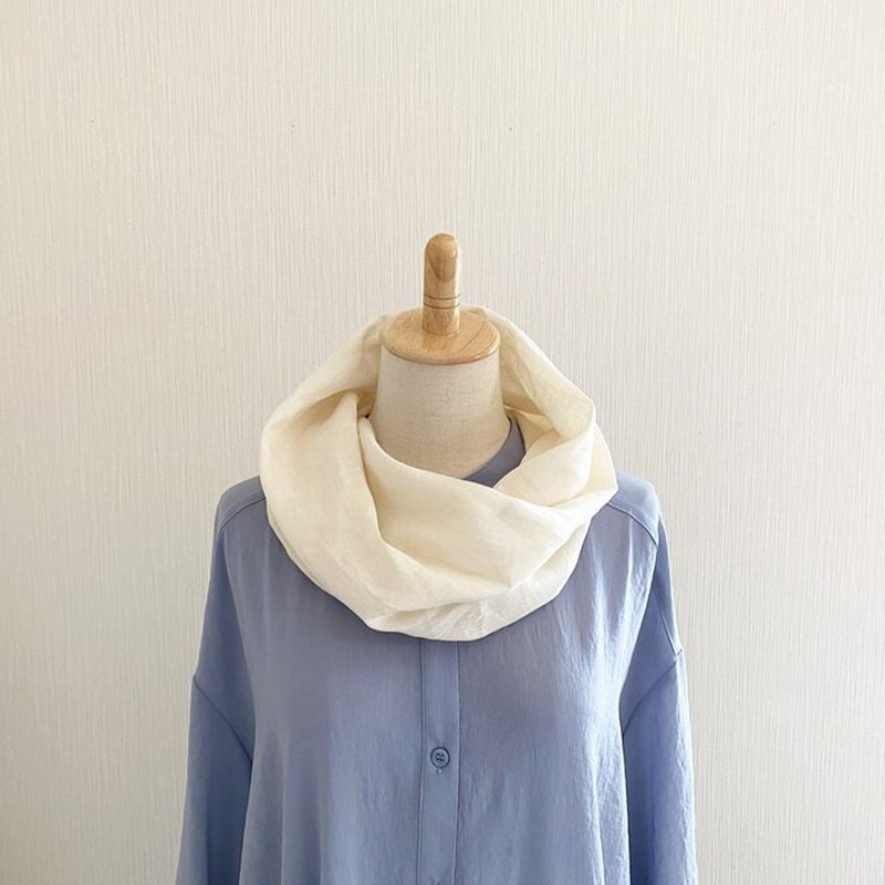 Luxury Linen snood that looks fashionable just by wearing it and can be used comfortably even in summer Ivory made in Japan - Knit Scarves & Wraps - Cotton & Hemp White