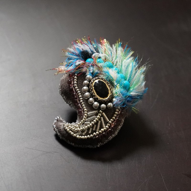 とても軽いペイズリーのブローチ1 ビーズ刺繍のブローチ　マルチカラー - 胸針 - 羊毛 灰色