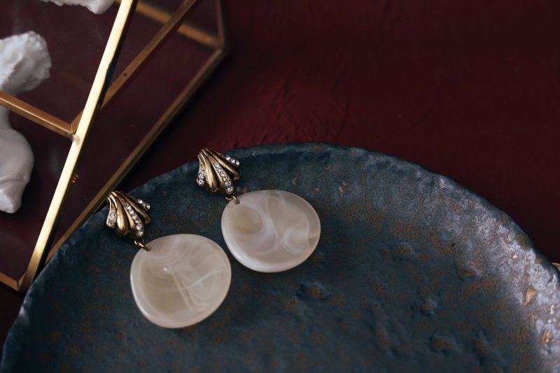 COR-DATE / shell earrings / beige - ต่างหู - วัสดุอื่นๆ 