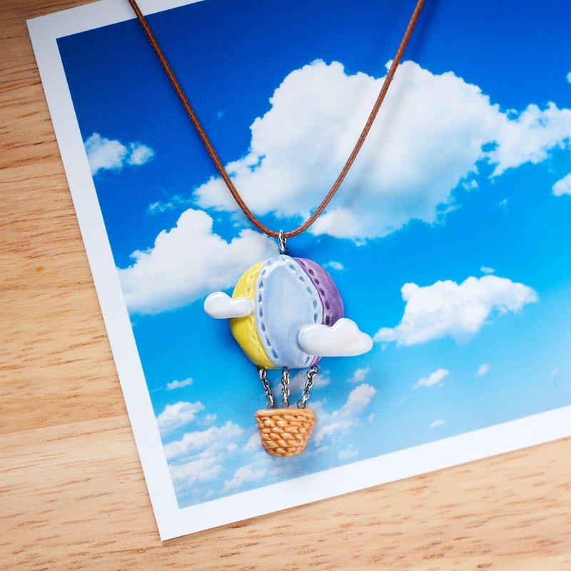 Hot air balloon-handmade white porcelain necklace - สร้อยคอ - เครื่องลายคราม สีน้ำเงิน