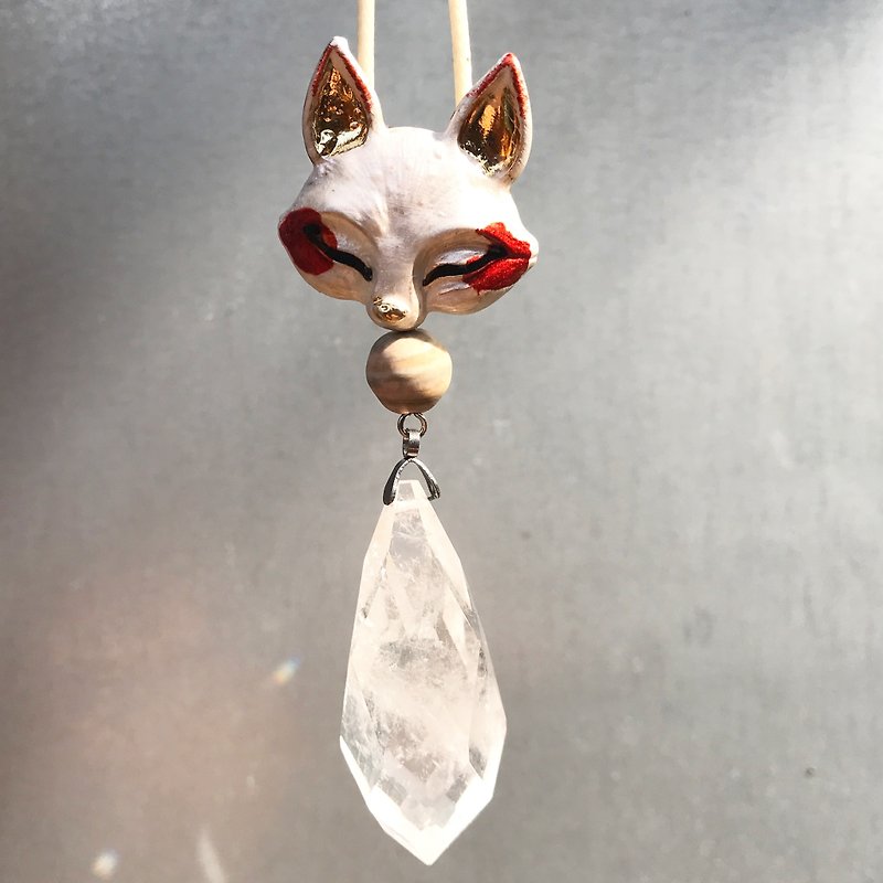 【Lost and find】 natural white crystal fox necklace - สร้อยคอ - เครื่องเพชรพลอย ขาว