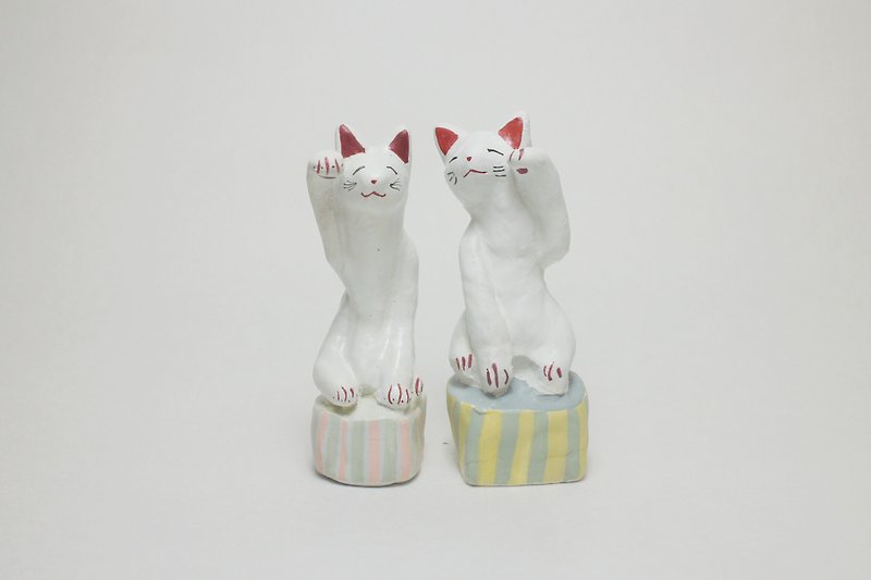 Yuji Hand Squeezed Cat / Lucky Cat (left, pink and green base) - ของวางตกแต่ง - ดินเหนียว ขาว
