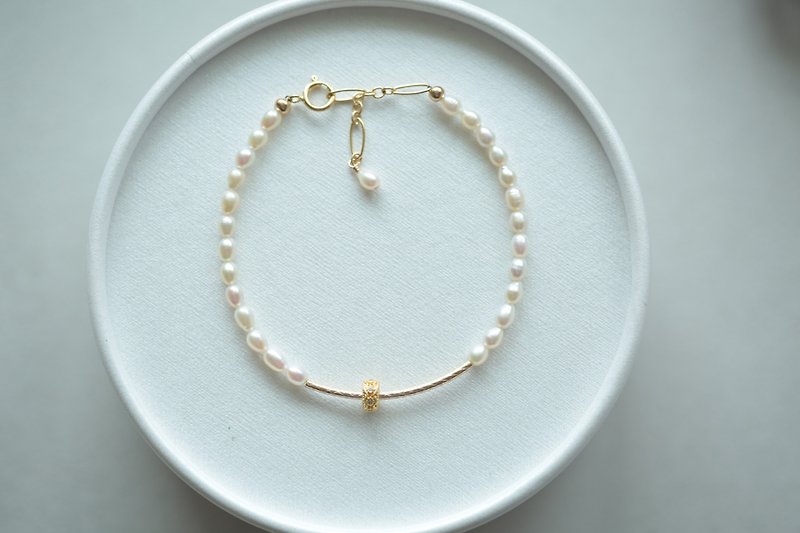 Smiling Stone Running Ring Aurora Rice Pearl Bracelet│14KGF American Gold - Bracelets - Pearl White