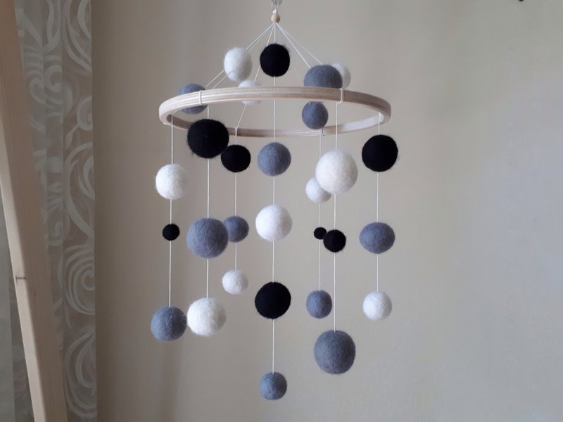 Baby mobile montessori nursery decor, felt balls crib mobile, pregnancy gift - 寶寶/兒童玩具/玩偶 - 環保材質 銀色