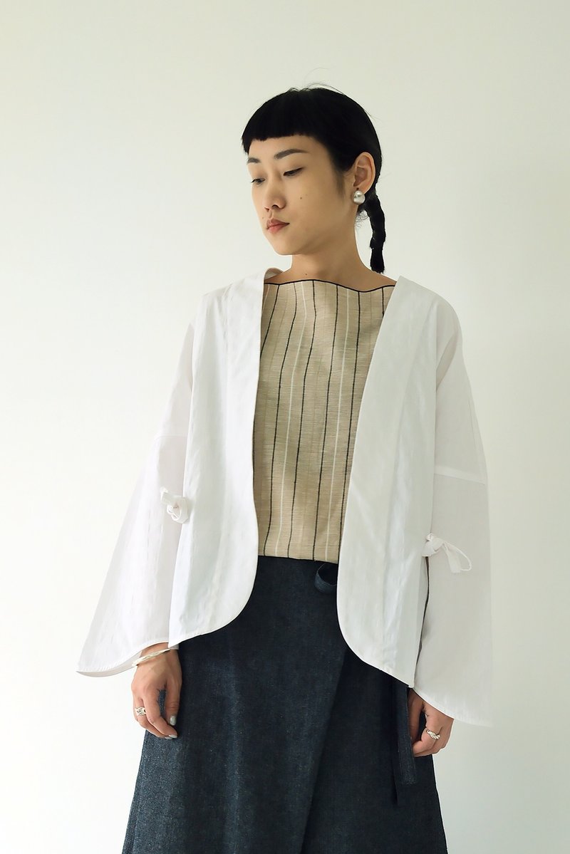 川 衣 WEAR BEING  燕尾袖開襟外套 壓紋白 - 女上衣/長袖上衣 - 棉．麻 白色