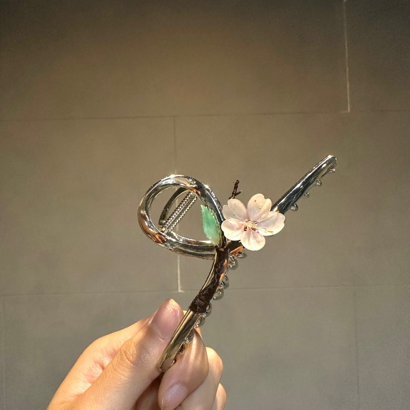 The postgraduate entrance examination is temporarily suspended from accepting orders ~ [Taiwan's endemic species] Alishan Mountain Cherry Blossom | Shark Clip | Semi-hot - Hair Accessories - Other Metals Pink