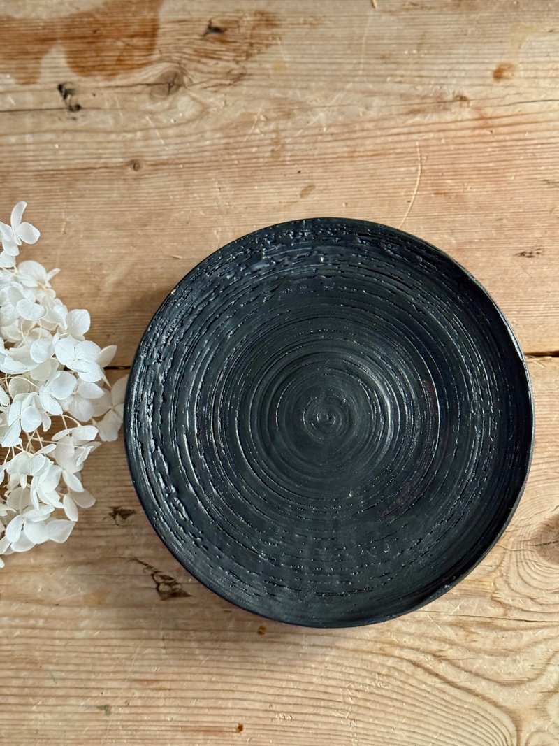 Unique small ring with rough surface matte black plate - Plates & Trays - Pottery 