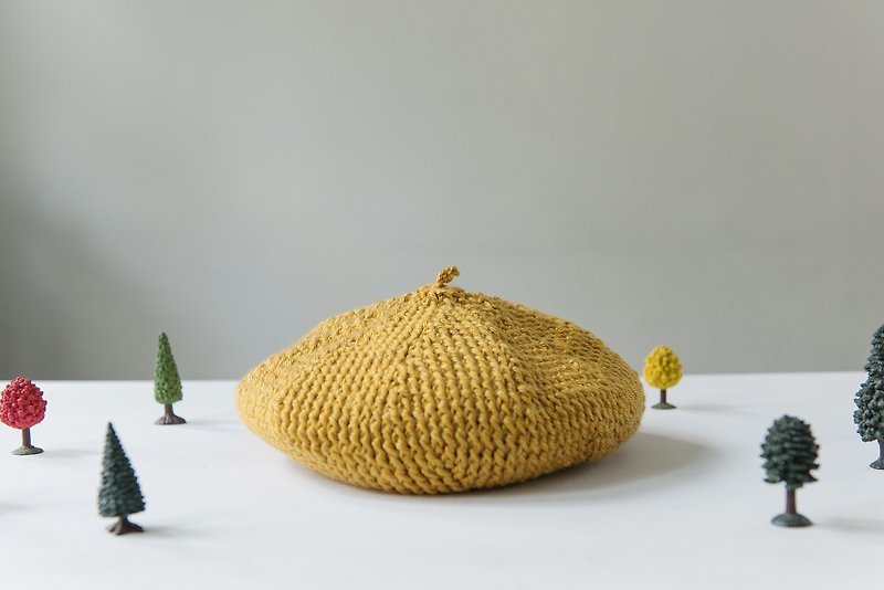 Small skull on the top of the head winter classic beret - mustard yellow - หมวก - เส้นใยสังเคราะห์ สีเหลือง