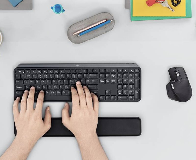 **Free limited edition mouse pad with purchase**Logitech MX hand rest - Computer Accessories - Plastic 