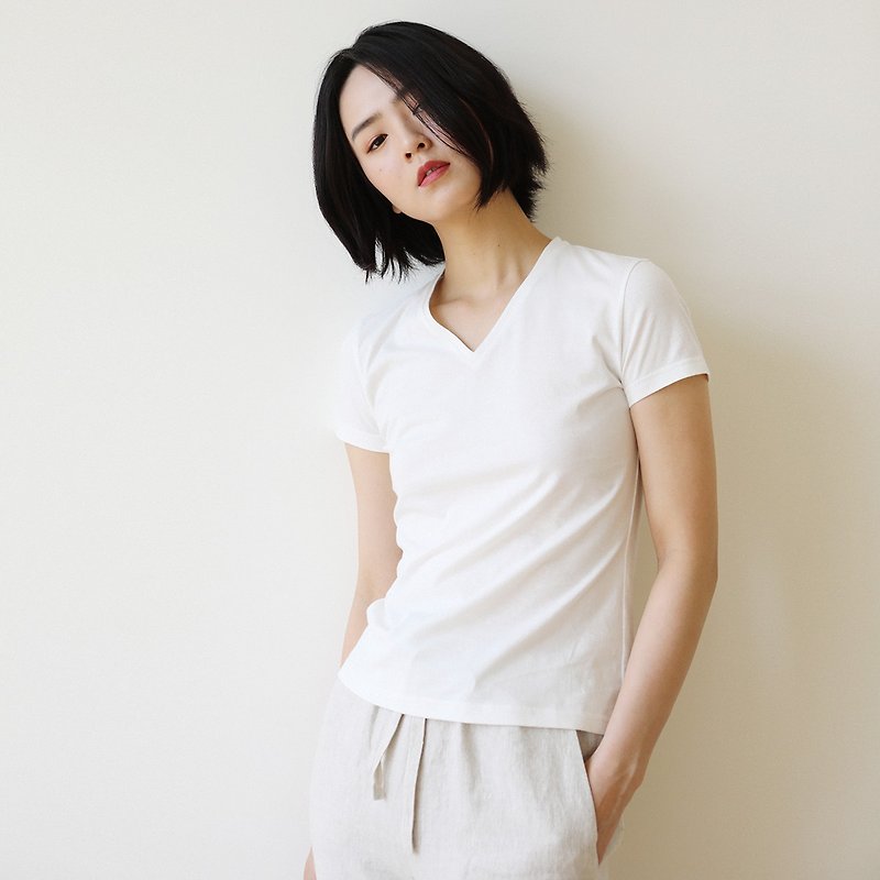 KOOW  日本親膚棉織面料 簡約V領基礎款百搭短袖T恤 - 女 T 恤 - 棉．麻 