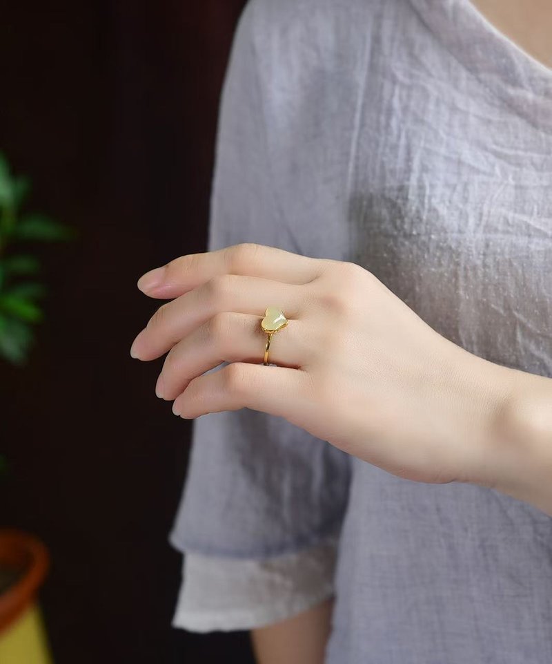 和田玉の蓮根パウダー純銀リングは、吉祥と幸福を象徴し、精緻な彫刻が施されています。身につけるとシンプルながらも上品な印象を与え、瑞々しい輝きが魅力です。 - リング・指輪 - クリスタル 