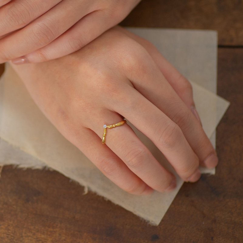 18K Gold Curved Ring with Diamonds, Roman Style - แหวนทั่วไป - เครื่องเพชรพลอย สีใส