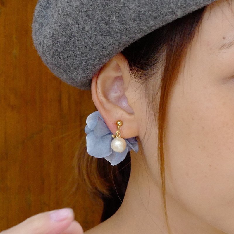 Earrings / Clip-On/ blue ash with swaying flowers and cotton pearls - Earrings & Clip-ons - Plants & Flowers Blue