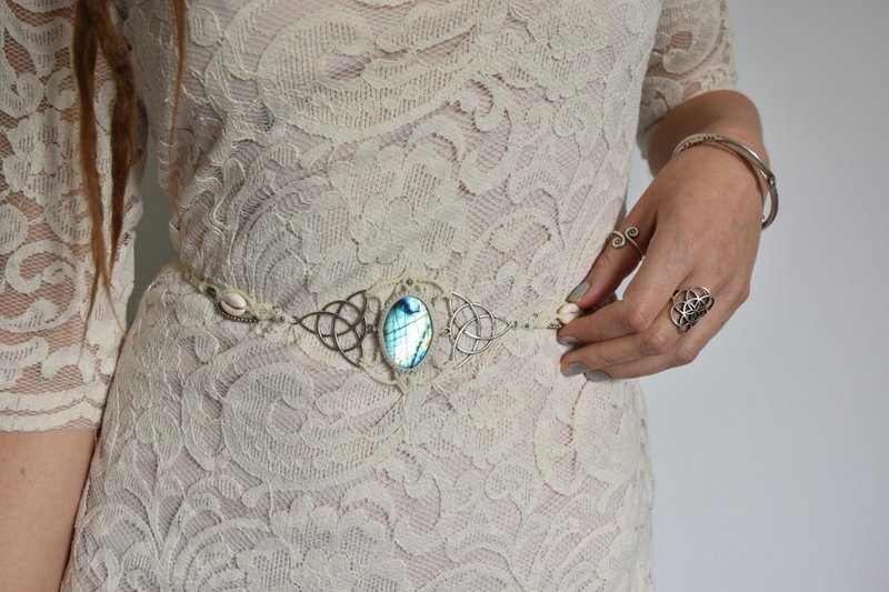 White labradorite waist belt, macrame belly jewelry, boho belly belt - เข็มขัด - เครื่องเพชรพลอย ขาว