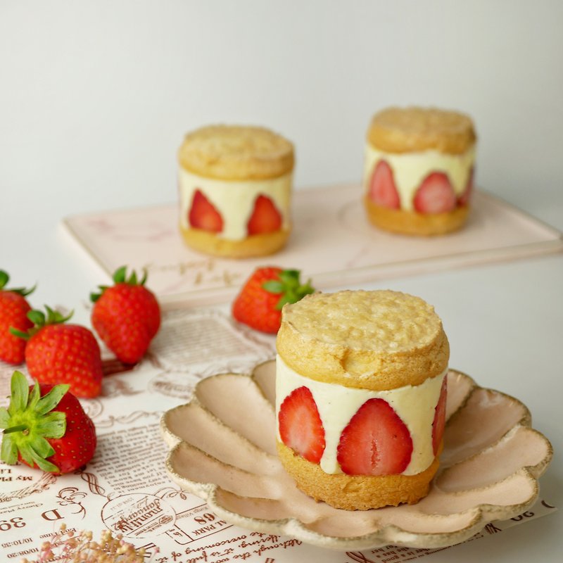 Strawberry Thick Dacquoise - เค้กและของหวาน - อาหารสด สีแดง