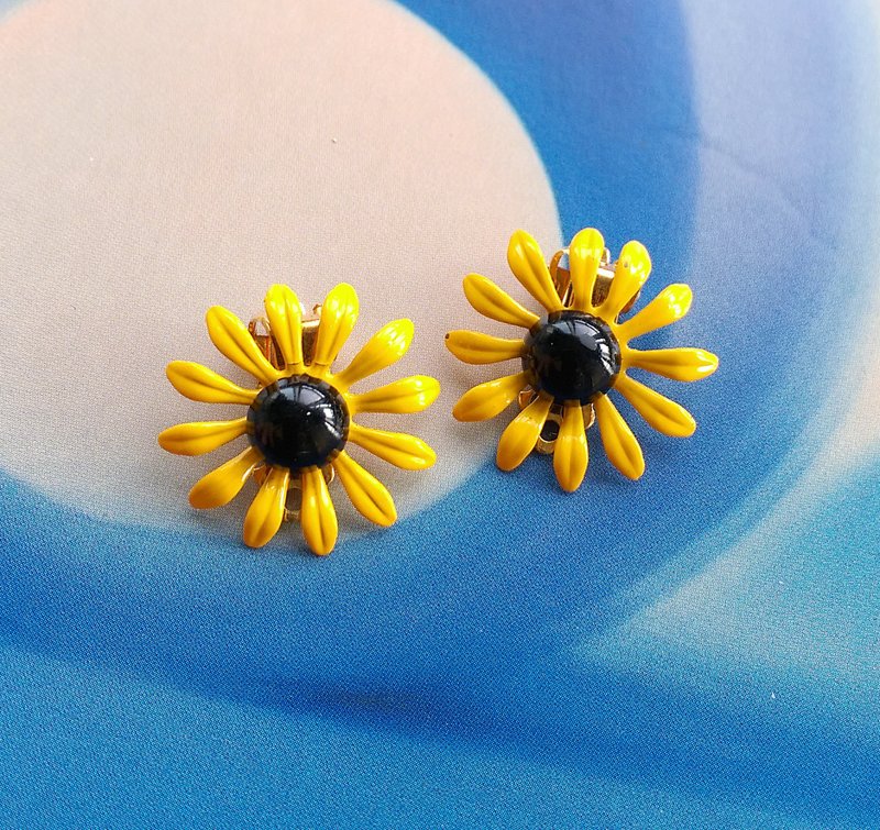 【西洋アンティークジュエリー】可愛いイエローデイジーエナメルフラワーノンホールピアスピアス - ピアス・イヤリング - その他の素材 ゴールド
