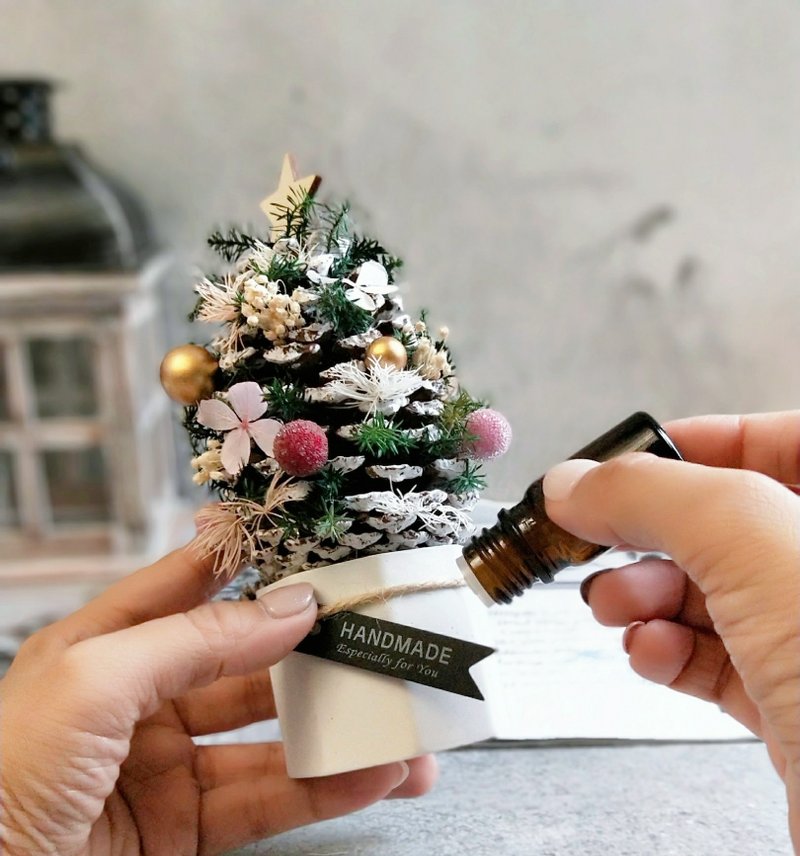 [Classes for 1 person] Floral Art-Diffuse Pine Cone Christmas Tree-Dry Flower Exchange Gift/Eternal Flower/Fragrance - จัดดอกไม้/ต้นไม้ - พืช/ดอกไม้ 