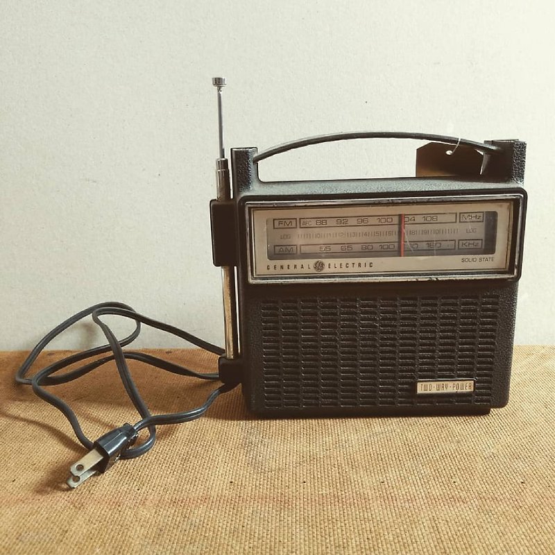 American GE General Electric 1960s Antique Portable Radio (Dual Power) - อื่นๆ - วัสดุอื่นๆ สีดำ