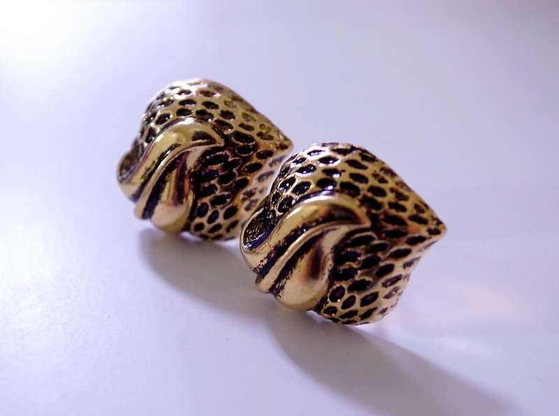 Piranha vintage gold earrings (pin type) - Earrings & Clip-ons - Plastic Gold