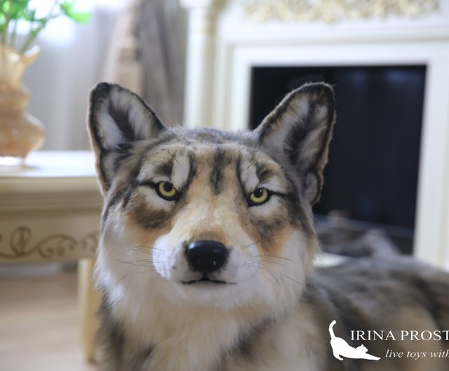 オオカミのリアルなぬいぐるみ。オークのおもちゃ。オオカミの