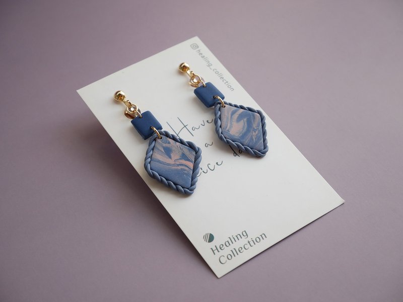 Healing Collection Room | Dark Blue Square with Purple Rendering Twist Curling Rhombus Handmade Soft Pottery - Earrings & Clip-ons - Pottery Purple