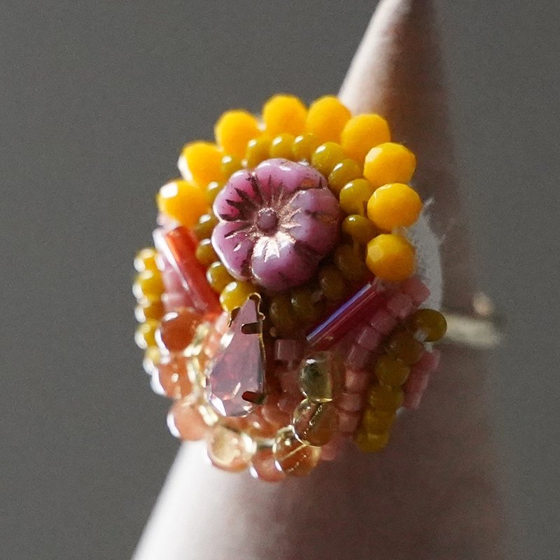 おしゃべりな指輪91 フリーサイズ　ビーズ刺繍のリング　花　イエロー　ピンク - 戒指 - 塑膠 多色