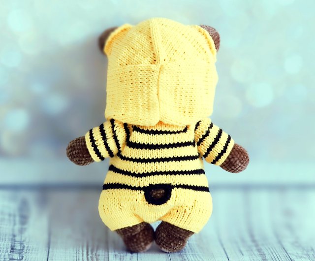Amigurumi bear from plush yarn