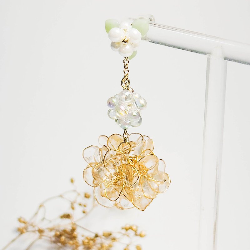 Chunxiao gold thread resin flower hydrangea earrings/ Clip-On/ear needles - Earrings & Clip-ons - Plants & Flowers Gold