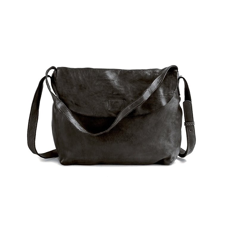 German harolds vegetable tanned leather classic bag M/crossbody bag/side backpack/black/genuine leather/handmade - กระเป๋าแมสเซนเจอร์ - หนังแท้ สีดำ