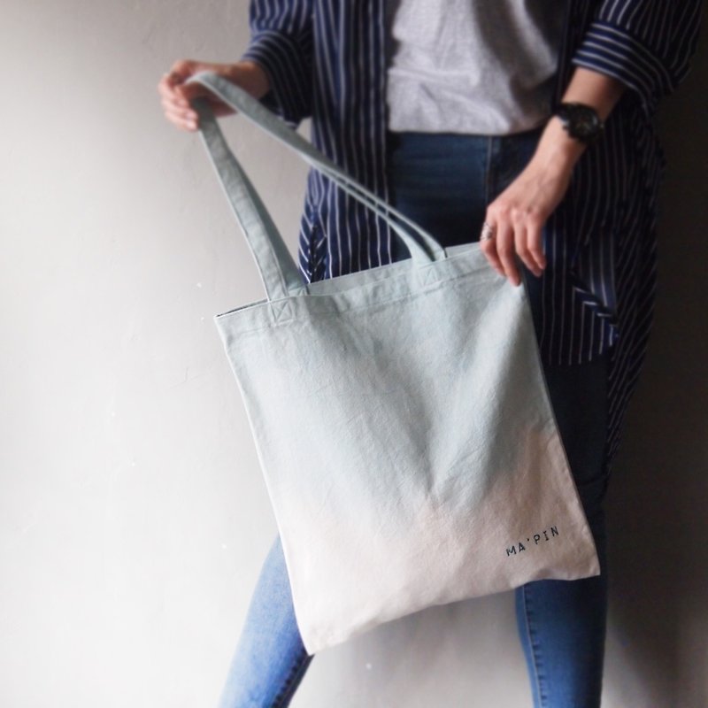 Alice Blue Gradient - Canvas Hand Dye Tote Bag Back - กระเป๋าแมสเซนเจอร์ - ผ้าฝ้าย/ผ้าลินิน สีน้ำเงิน