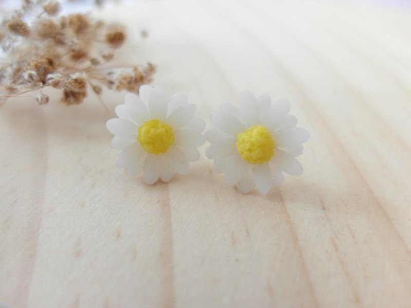 Hand simulation clay small daisy earrings stainless steel ear needles - Earrings & Clip-ons - Clay Multicolor