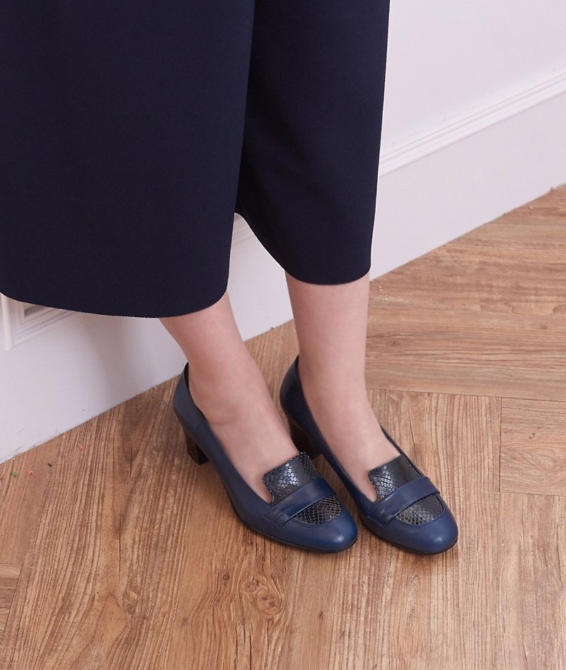 [Animal Desire] Retro Imported Leather Painted Thick Heels - Snake Pattern Brick Blue/Blue (25) - รองเท้าส้นสูง - หนังแท้ สีน้ำเงิน
