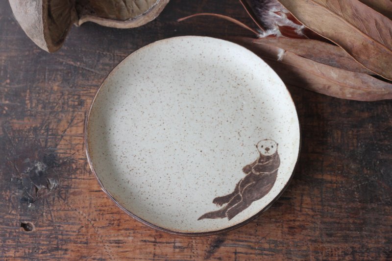 Round plate with Sea otter - Plates & Trays - Pottery Khaki