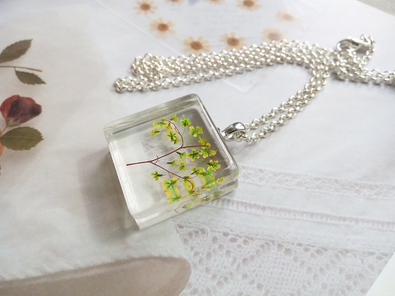 Pressed flowers jewelry, resin necklace, Tree of the Spring - สร้อยคอ - แก้ว 