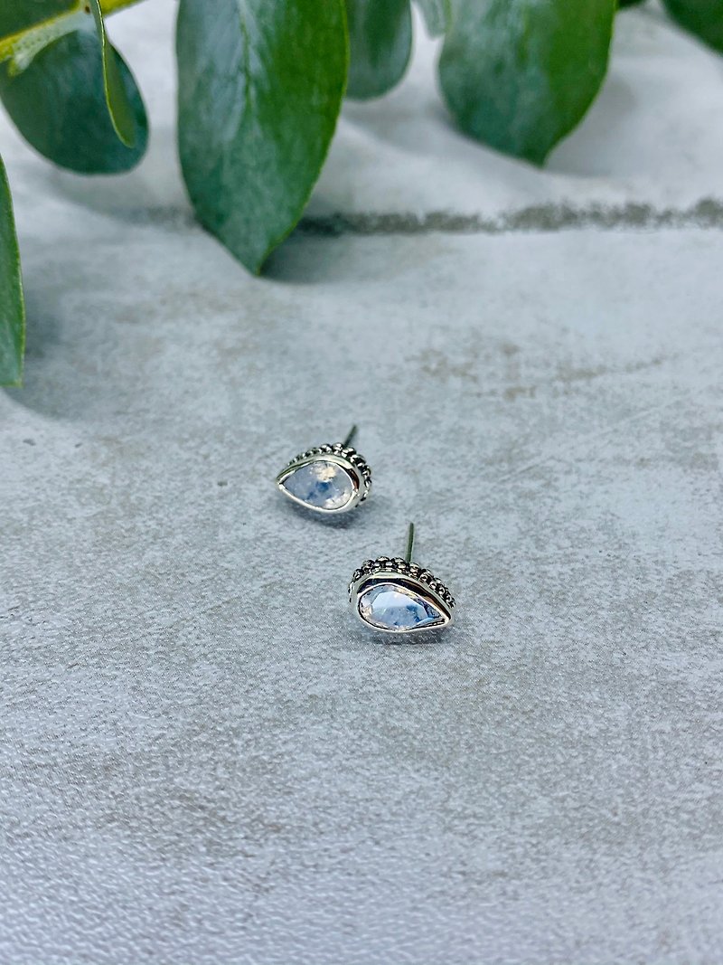 925 sterling silver temperament drop-shaped natural moonstone earrings drop - ต่างหู - เครื่องเพชรพลอย สีเงิน