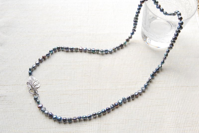 Resale Navy Blue Pearl Long Necklace Grape Leaves Mantel - สร้อยคอ - ไข่มุก สีน้ำเงิน