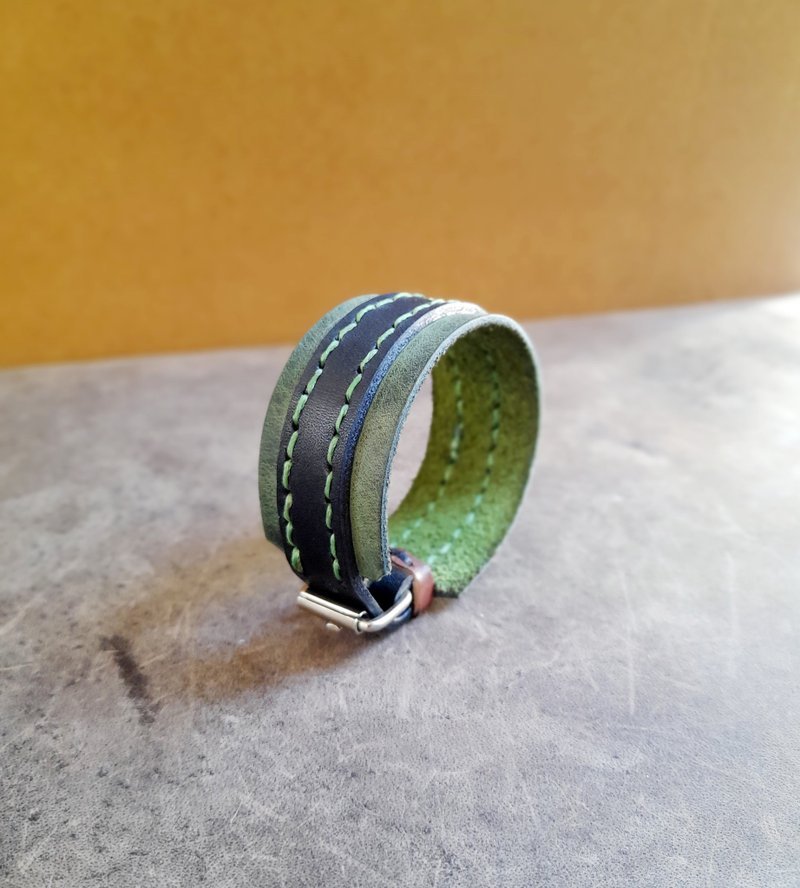 Black Green Crazy Horse Leather Buckle Cuff Bracelet - สร้อยข้อมือ - หนังแท้ สีเขียว