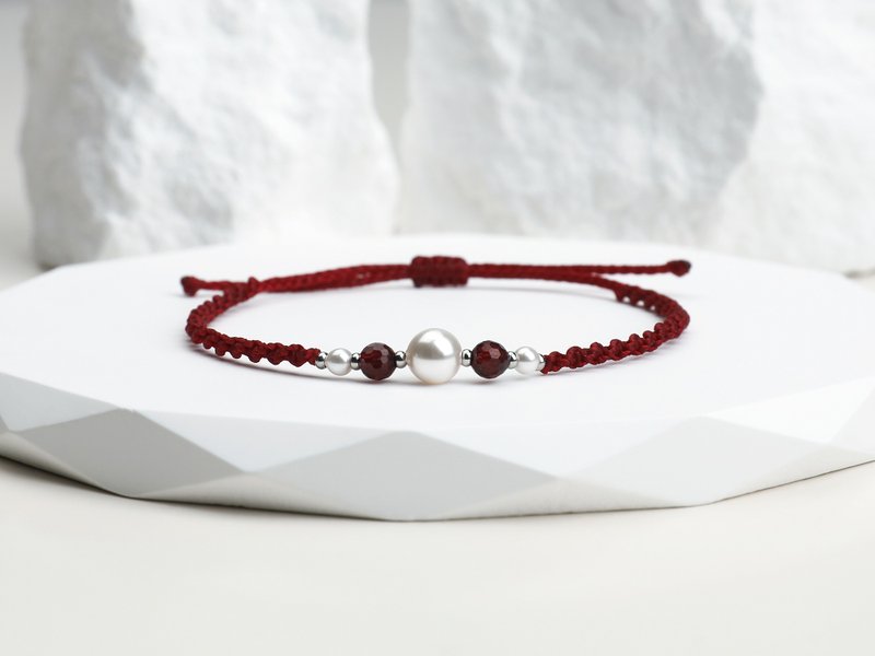 January Birthstone Garnet Austrian Pearl Macrame Knot Bracelet - สร้อยข้อมือ - ขี้ผึ้ง 