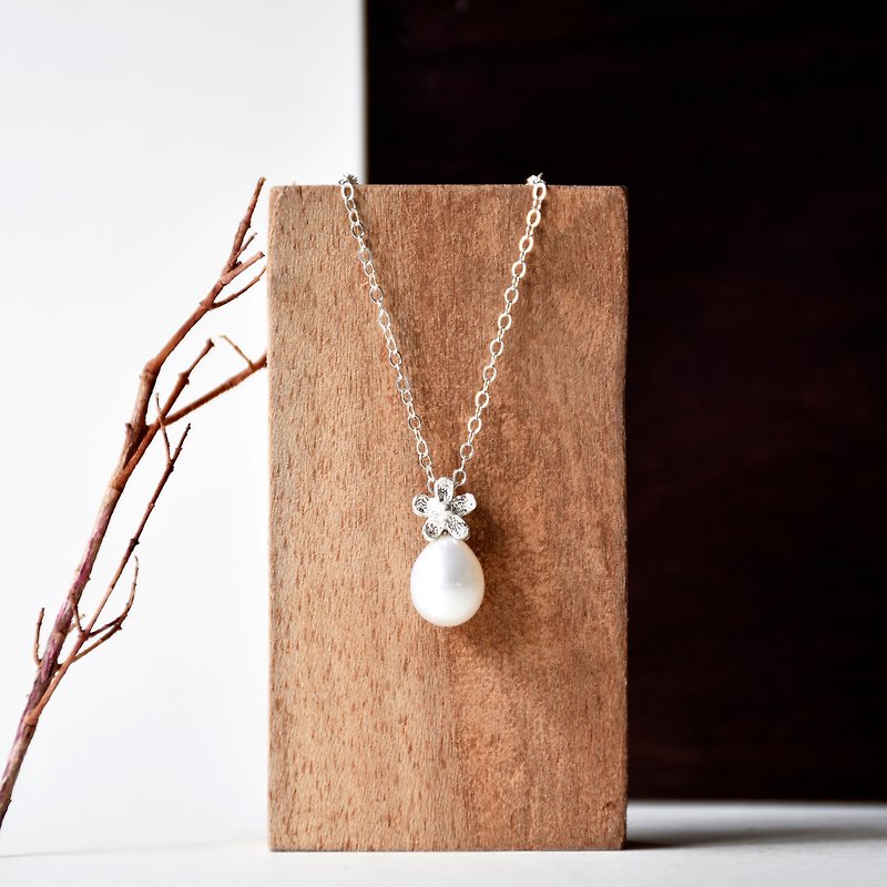 銀の花925シルバー鎖骨// 6月の誕生日の石と手作りの淡水真珠のペンダントネックレス - ネックレス - その他の素材 ホワイト