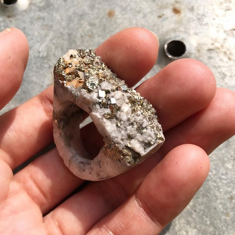 【Lost and find】 natural stone pyrite original stone carving size1.75 ring - แหวนทั่วไป - เครื่องเพชรพลอย สีทอง
