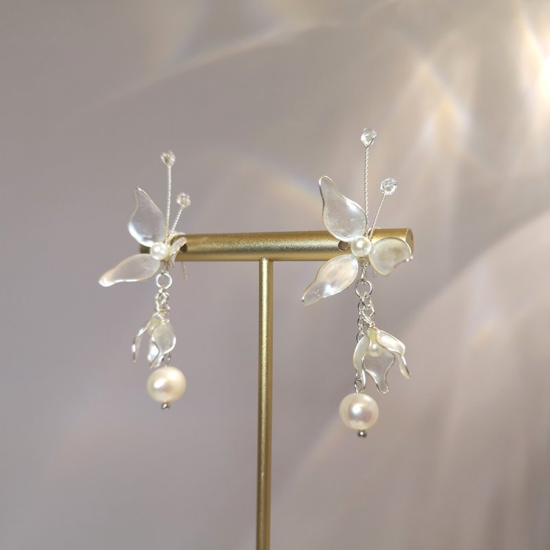 Quiet|Earhook Clip-On|Crystal Flower Liquid Earrings|Pearl White - Earrings & Clip-ons - Silicone White