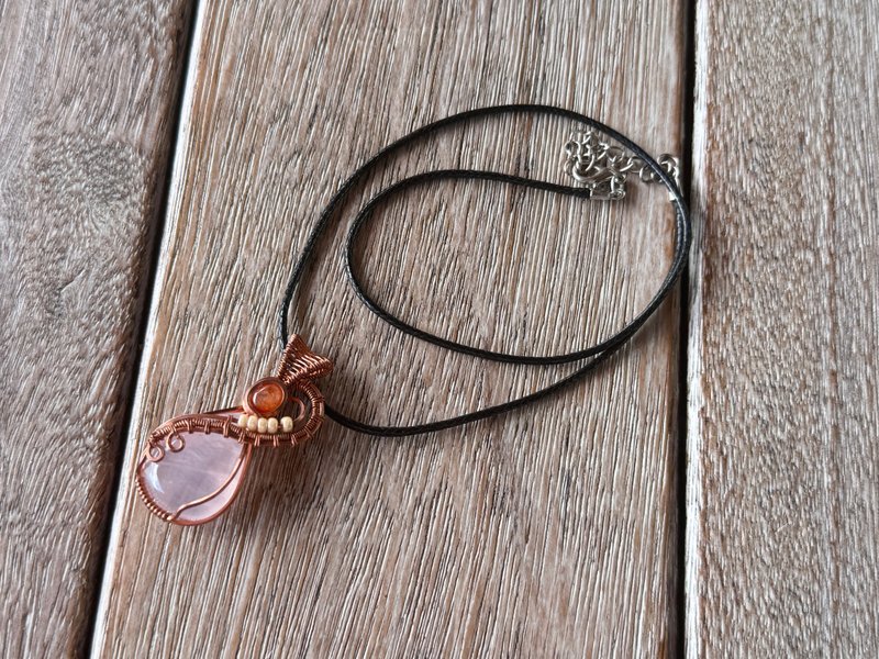 250301 ワイヤーラッピング ローズクォーツ ストロベリークォーツ 銅線 巻き付け ペンダント - ネックレス - 銅・真鍮 ピンク