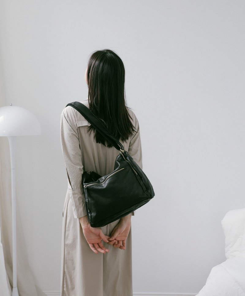 Versatile Lightweight Leather Shoulder/Crossbody Bag with Multiple Pockets and Zipper Accents in Black - กระเป๋าแมสเซนเจอร์ - หนังแท้ สีดำ