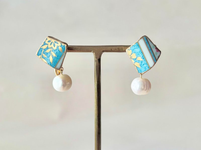 有田焼 　金継ぎ　ネジバネ式イヤリング　水色　白　花柄　リーフ柄　淡水パール　揺れる　天然石　伝統工芸　No.395 - ピアス・イヤリング - 陶器 ブルー